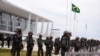 Miembros de las Fuerzas Armadas brasileñas hacen guardia frente a la sede del gobierno, el Palacio de Planalto, en Brasilia, el 11 de enero de 2023.