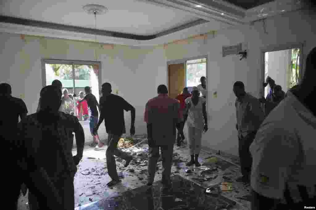 La population a pillé vendredi 31 ocotbre la villa du frère de l&rsquo;ex-président Blaise Compaoré qui a quitté le pouvoir vendredi 21 octobre après une vague des manifestations populaires. Le pays est actuellement sous le règne du colonel Yacouba Isaac &nbsp;Zida qui a été désigné samedi 1er novembre 2014 à la tête du pays après que le chef de l&rsquo;armée s&rsquo;est auto-proclamé la veille président de la transition. &nbsp;&nbsp; 