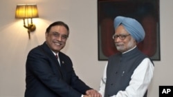 Indian Prime Minister Manmohan Singh (R) shakes hands with Pakistan President Asif Ali Zardari during a meeting in New Delhi, April 8, 2012.