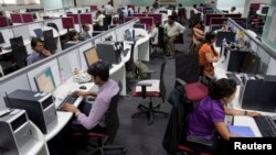 Para pekerja di pusat outsourcing atau alih daya di Bangalore, India. (Foto: Dok)
