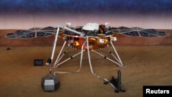 Sebuah model pesawat penjelajah AS "Insight" dengan ukuran yang seperti ukuran pesawat aslinya di laboratorium NASA di Pasadena, California, AS. (foto: ilustrasi)
