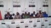 El Mohamed Lamine Fofana, chef de la commission d’enquête dans l’affaire Getma et André Camara directeur général de Minerve Consulting lors d'une conférence de presse à Conakry en Guinée, le 26 avril . (VOA/ Zakaria Camara)