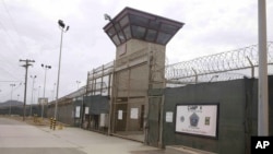 L'entrée du Camp 5 and du Camp 6 à Guantanamo. (AP Photo/Ben Fox) 