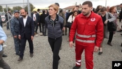 ABŞ-ın Beynəlxalq İnkişaf Agentliyinin (USAID) rəhbəri Samanta Pauer Ermənistanın Sünik bölgəsində Kornidzorda Qarabağdan gələn ermənilərlə görüşür, 26 sentyabr 2023.