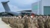 Des soldats allemands lors du dernier appel devant un avion cargo Airbus A400M des forces armées allemandes après leur retour d'Afghanistan sur l'aérodrome de Wunstorf, en Allemagne, le 30 juin 2021. (Hauke-Christian Dittrich/Pool via REUTERS)