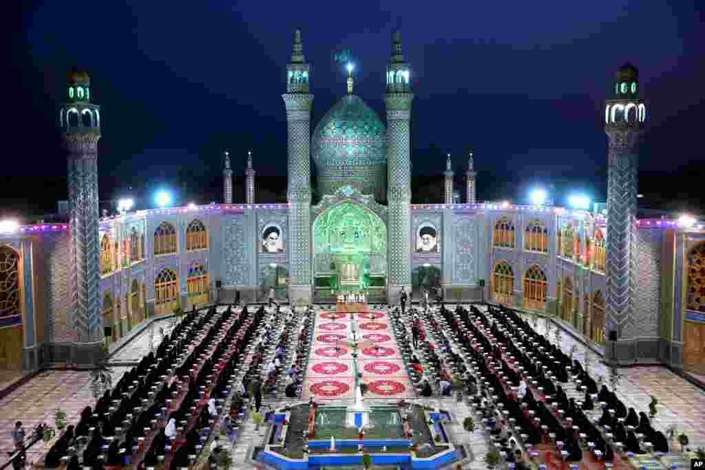 &#39;Yan kasar Iran na karatun Alkurani mai girma a cikin watan Ramadan a makabartar waliyin Allah Mohammad Helal Ibn Ali dake garin Aran da Bidgol, kilomita 225 a kudacin babban birnin Tehran dake Iran. &nbsp;