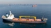 Kapal-kapal komersial menunggu untuk melewati selat Bosphorus di lepas pantai Yenikapi, Laut Hitam di Istanbul, Turki (foto: ilustrasi). 