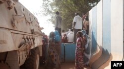 Les habitants du quartier majoritairement musulman du PK5 manifestent devant le siège de la MINUSCA, la mission de maintien de la paix des Nations Unies en République centrafricaine, à Bangui, le 11 avril 2018.