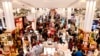 Les consommateurs se ruent sur les offres du "Black Friday" à Macy's Herald Square, le 24 novembre 2016, à New York.