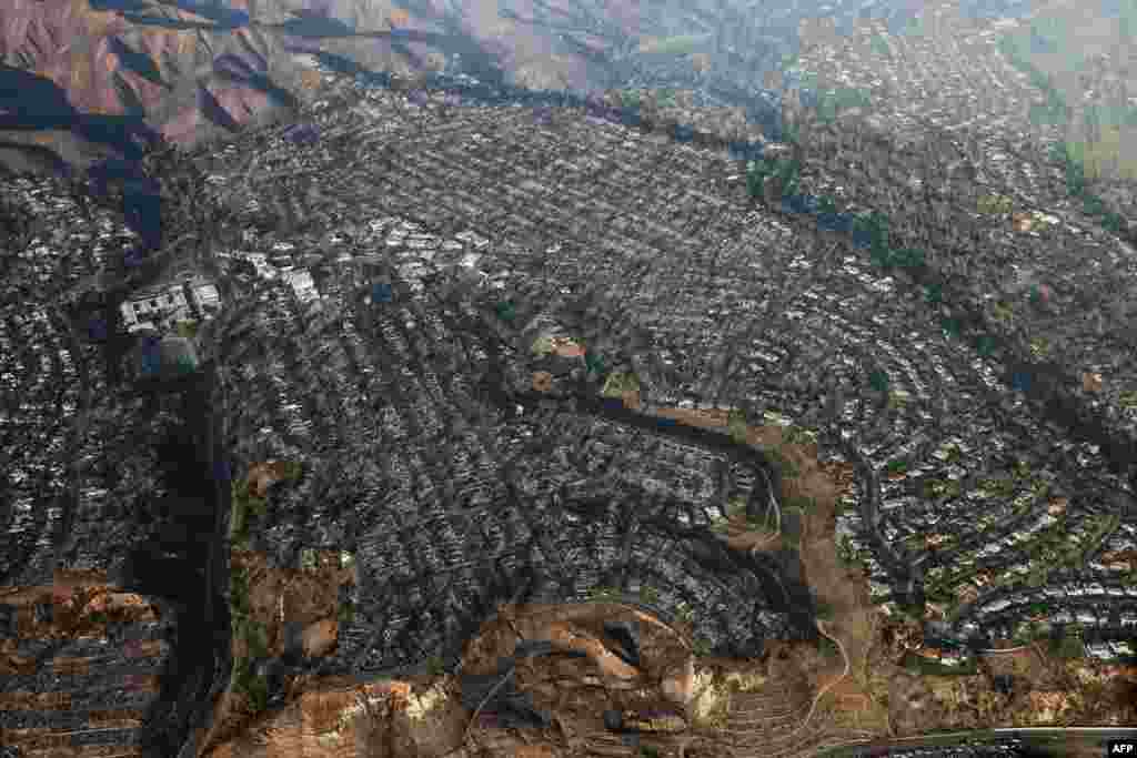 Ova fotografija iz zraka prikazuje kuće i poslovne objekte u ruševinama zbog požara Palisades u četvrti Pacific Palisades u Los Angelesu, Kalifornija, 10. januara 2025.
