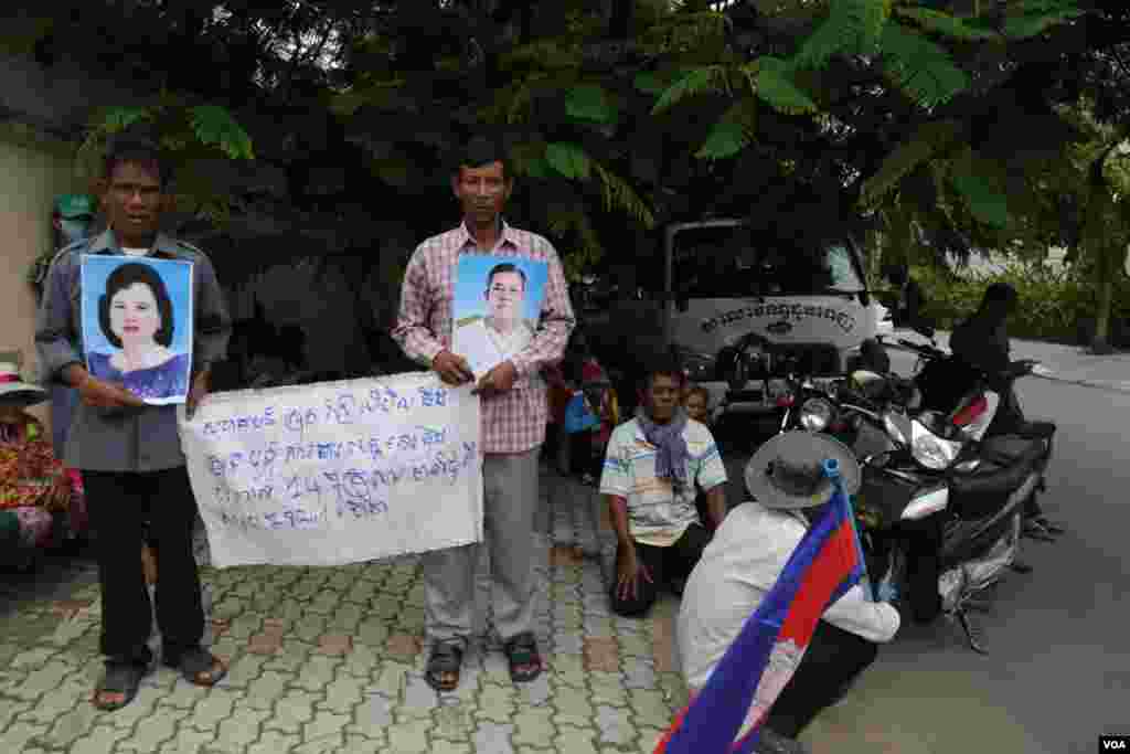 តំណាង​សហគមន៍មាន​ជម្លោះ​​ដី​ធ្លីមកពី​​​​ខេត្ត​កោះកុង កាន់​រូបថត​លោកនាយក​រដ្ឋមន្រ្តី​ហ៊ុន សែន និងរូប​​ភរិយា​របស់​លោក​ ​ខណៈពេល​ពួកគេ​ដាក់​ញត្តិ​ជូន​សហភាពអឺរ៉ុបប្រចាំ​នៅ​កម្ពុជា​ ​​ដើម្បី​ស្វែងរក​កិច្ច​អន្តរាគមន៍​អំពី​រឿង​​ជម្លោះ​ដីធ្លី​​​ជាមួយ​នឹង​ក្រុមហ៊ុន​កោះកុង​ស៊ួហ្គ័ និង​កោះកុង​ផ្លេនថេសិន ​​នៅថ្ងៃ​ព្រហស្បត៌ ទី០៤ ខែ​សីហា ឆ្នាំ​២០១៦នៅ​ភ្នំពេញ ។ (ឡេង ឡែន/VOA)&nbsp;