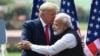 নয়াদিল্লির হায়দারাবাদ হাউসে ভারতের প্রধানমন্ত্রী নরেন্দ্র মোদীর সাথে যৌথ সংবাদ সম্মেলনে করমর্দন করেন যুক্তরাষ্ট্রের প্রেসিডেন্ট ডনাল্ড ট্রাম্প। ২৫ ফেব্রুয়ারি, ২০২০। ফাইল ছবি।