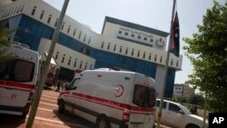 Ambulans dan petugas pemadam kebakaran di markas besar Perusahaan Minyak Nasional (NOC) di Tripoli, Libya, pasca serangan kawanan bersenjata, 10 September 2018. (Foto: dok).