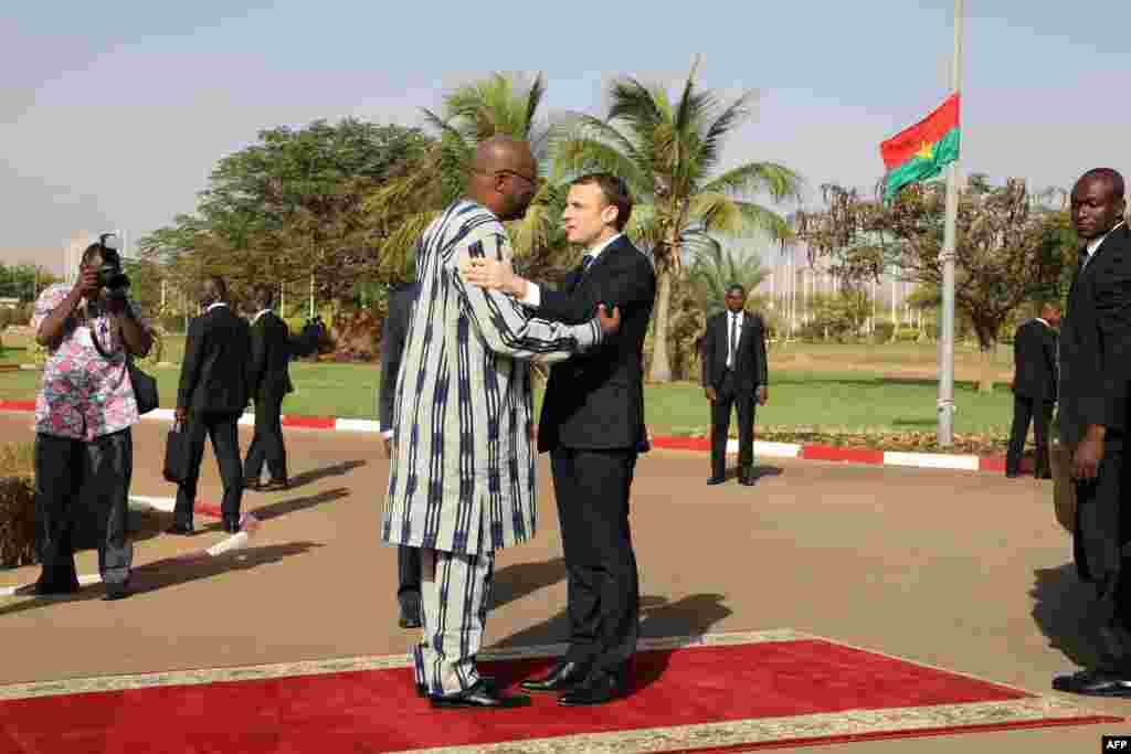 Le président français Emmanuel Macron et son homologue burkinabè Roch Marc Christian Kabore lors d&#39;une cérémonie au Palais présidentiel, à Ouagadougou, le 28 novembre 2017.
