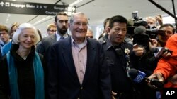Merrill Newman, warga AS berusia 85 tahun, bersama isterinya, tiba di bandara internasional San Francisco hari Sabtu (7/12).