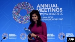 Gita Gopinath, économiste en chef du FMI et directrice du Département de la recherche à la conférence lors des réunions sur l'effondrement du FMI et de la Banque mondiale le 15 octobre 2019 à Washington, DC. (Photo par Olivier Douliery / AFP)