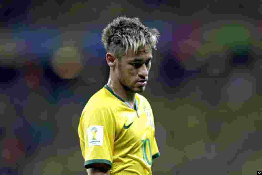 Pemain Brazil, Neymar, dalam pertandingan melawan Meksiko di Fortaleza, Brazil (17/6). (AP/Andre Penner)