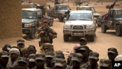 Un soldat français et des soldats maliens dans une base à Kidal (Archives) 