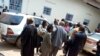Les avocats et l’assistance dans la cour du tribunal militaire lors de l'audience criminelle spéciale de deux leaders de la contestation anglophone, à Yaoundé, Cameroun, 7 juin 2017. (VOA / Emmanuel Jules Ntap)