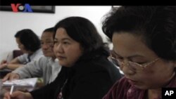 ជនជាតិ​ខ្មែរ​នៅ​ទីក្រុង Long Beach រដ្ឋ ​California ​ខំរៀន​អំពី​ការ​ចូល​សញ្ជាតិ។