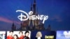 Logo de la plataforma digital de Disney con anuncios de algunos de sus programas. Foto AP.