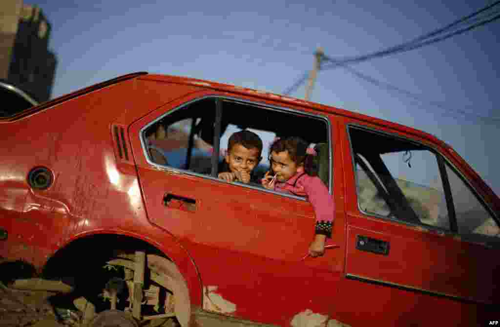 Yara Falasdinawa Na Wasa A Cikin Wata Matattar Mota A Birnin Gaza &nbsp;