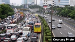 Lalu lintas di Jakarta pada jam-jam sibuk (foto: dok). Pertumbuhan ekonomi negara-negara berkembang di Asia dalam dua tahun ke depan stabil, dengan pertumbuhan ekonomi Indonesia dan India akan membaik dari tahun ini mengimbangi ekonomi China yang melambat.
