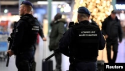 Polisi Belanda melakukan patroli keamanan di bandara Schiphol, Amsterdam (foto: dok). Gembong narkoba Tse Chi Lop ditangkap di bandara ini. 