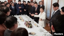Presiden Korea Selatan Park Geun-hye saat bertemu dengan wartawan di rumah kepresidenan di Seoul, Korea Selatan, Minggu, 1 Januari 2017.