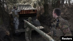 Anggota Brigade Jaeger ke-68 Ukraina memasang roket ke sistem BM-21 Grad di dekat Pokrovsk, Donetsk, 14 Februari 2025. (Foto: Reuters)