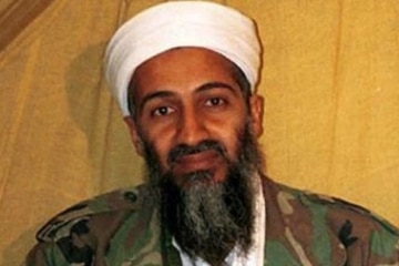 هیلیکوپتر امریکایی به دور دست ها پرواز می‌کند و جنگجوی طالبان بالای یک تانک تخریب شدۀ امریکایی نشسته و در اطرافش گل های سرخ کوکنار شگفته است.