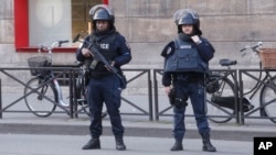 Policiers à Paris le 3 février 2017. (AP/Thibault Camus)