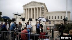 Novinari i reporteri tokom prvog dana sudije Bretta Kavanaugha u Vrhovnom sudu, ispred zdanja Vrhovnog suda u Washingtonu, 9. oktobra 2018.