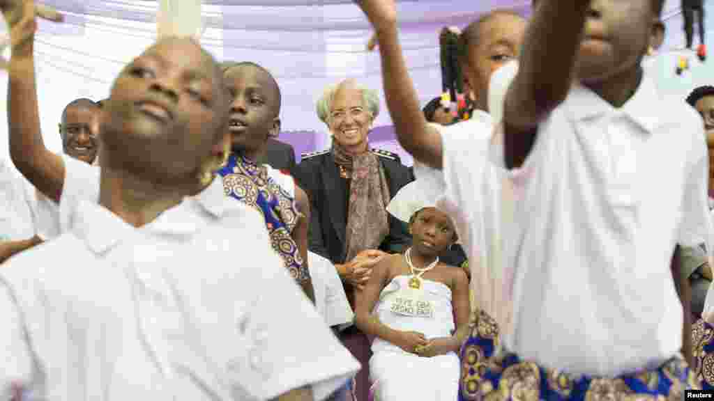 Shugabar Hukumar Asusun Bada Lamuni Na Duniya Christine Lagarde Na Kallon Kananan Yara Marayu Na Rawa Da Raira Wakoki A Makarantar Kula Da Marayu Dake Gwarimpa, A Birnin Abuja, Janairu 6, 2016. 