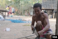 មេភូមិពោធិរាំ​បុណ្យ លោក មៀន សឿម ក៏បាន​ត្អូញត្អូរ​ថា​មិនអាច​ធ្វើស្រែ​នៅ​រដូវប្រាំង​បាន។ (ស៊ុន ណារិន/VOA)