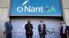 Le président sud-africain Cyril Ramaphosa (C-L) et le milliardaire américain d'origine sud-africaine Patrick Soon-Shiong ont coupé le ruban lors du lancement de NantSA, une future usine de fabrication de vaccins, au Cap, en Afrique du Sud, le 19 janvier 2022.