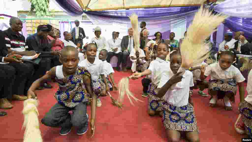 Shugabar Hukumar Asusun Bada Lamuni Na Duniya Christine Lagarde Na Kallon Kananan Yara Marayu Na Rawa Da Raira Wakoki A Makarantar Kula Da Marayu Dake Gwarimpa, A Birnin Abuja, Janairu 6, 2016. 