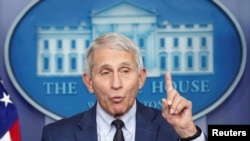 Dr. Anthony Fauci berbicara mengenai kasus varian baru COVID, omicron, yang ditemukan di California, dalam konferensi pers di Gedung Putih di Washington, pada 1 Desember 2021. (Foto: Reuters/Kevin Lamarque)