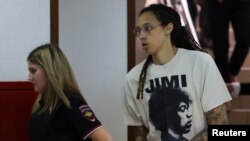 미국 여자프로농구(WNBA) 선수 브리트니 그라이너(오른쪽) 씨가 지난 1일 러시아 모스크바 외곽 법원에서 열린 심리에 출두하고 있다.