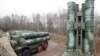 Sistem pertahanan misil Rusia S-400 di pangkalan militer di luar kota Gvardeysk, dekat Kaliningrad, Rusia, 11 Maret 2019. (Foto: dok).
