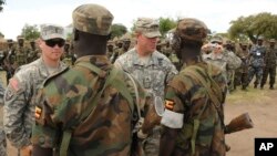 Des soldats de l'armée américaine entraînent des forces armées africaines en Ouganda, le 20 avril 2011.