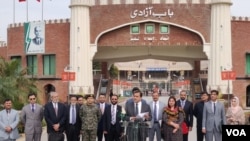 پاکستان کے وفد کے سربراہ ڈاکٹر محمد فیصل وفد کے ارکان کے ہمراہ اٹاری سے واپسی پر صحافیوں سے گفتگو کر رہے ہیں۔
