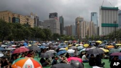 Ljudi nose kišobrane tokom okupljanja u Viktorija parku, kako bi učestvovali u protestima proitv zakona o ekstradiciji u Hong Kongu, 11. avgusta 2019.