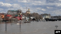 Pemandangan kota Orenburg yang dilanda banjir pada 13 April 2024. Layanan darurat Rusia pada 13 April 2024 menyatakan mereka telah mengevakuasi ribuan orang dari wilayah Orenburg di selatan Ural karena air banjir terus meningkat. (Olga MALTSEVA / AFP)