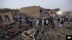 Anggota masyarakat Afghanistan menyalakan lilin untuk menghormati korban serangan hari Jumat (7/8), ketika berkumpul di lokasi serangan bom truk di Kabul, Afghanistan, 8 Agustus 2015. 