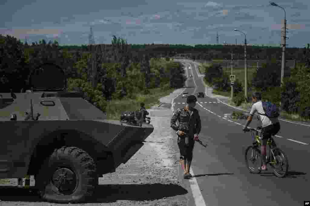 A pro-Russian fighter from a group that calls itself "Russian Orthodox Army" guards at a check point in Donetsk, eastern Ukraine, June 10, 2014. 