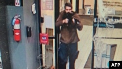 Foto seorang pria bersenjata yang diduga pelaku penembakan massal di Lewiston, Maine yang menewaskan 18 orang, 25 Oktober 2023. Pria itu diidentifikasi sebagai Robert Card. (Foto: Kantor Sherriff Androscoggin County via Facebook/AFP)