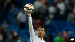 Photo d'archives (23 septembre 2014) : Cristiano Ronaldo du Real célébrant ses quatre buts lors d'un match de la Liga entre le Real Madrid et Elche au stade Santiago Bernabeu à Madrid, Espagne.