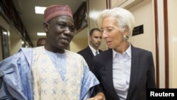Le Ministre des Finances du Cameroun Alamine Ousmane Mey, à gauche, s'entretient avec la directrice Générale du Fonds Monétaire International, Christine Lagarde, après leur rencontre au ministère des Finances à Yaoundé, au Cameroun, 7 janvier 2016. (FMI)