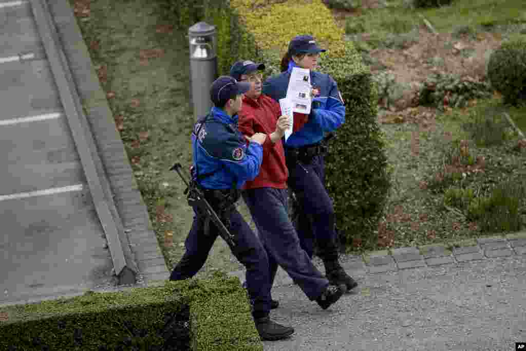 Police remove a protester near the Beau Rivage Palace Hotel where an extended round of talks on Iran&#39;s nuclear program is taking place, in Lausanne, April 2, 2015.